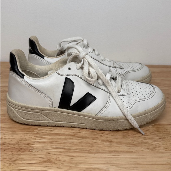 Veja Shoes - Veja White Black Casual Sneakers